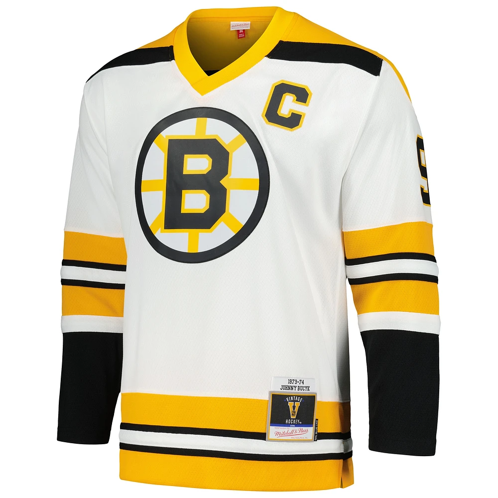 Maillot de joueur la ligne bleue Mitchell & Ness Johnny Bucyk des Bruins Boston 1973/74 blanc pour hommes