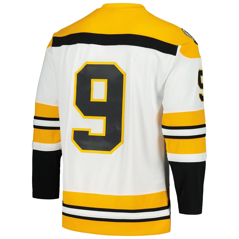 Maillot de joueur la ligne bleue Mitchell & Ness Johnny Bucyk des Bruins Boston 1973/74 blanc pour hommes