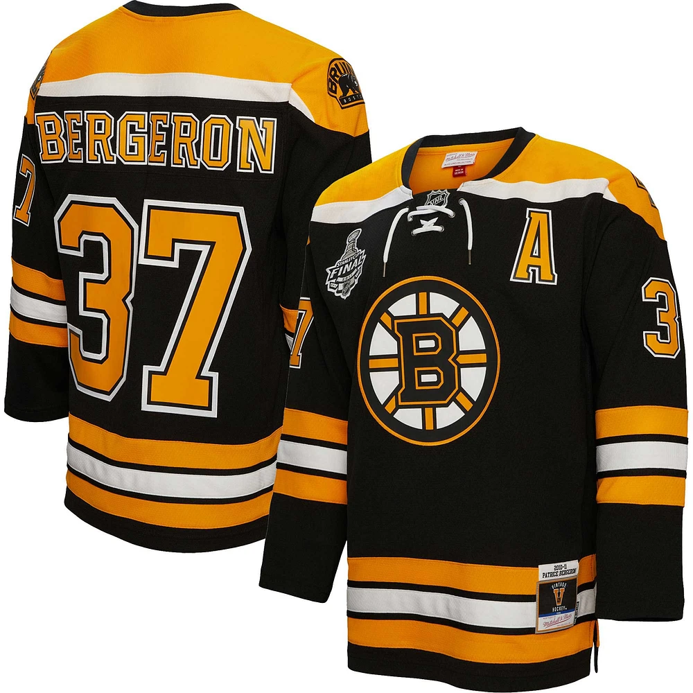 Homme Mitchell & Ness Patrice Bergeron Noir Boston Bruins 2010 Alternate Captain Patch Blue Line Player Jersey