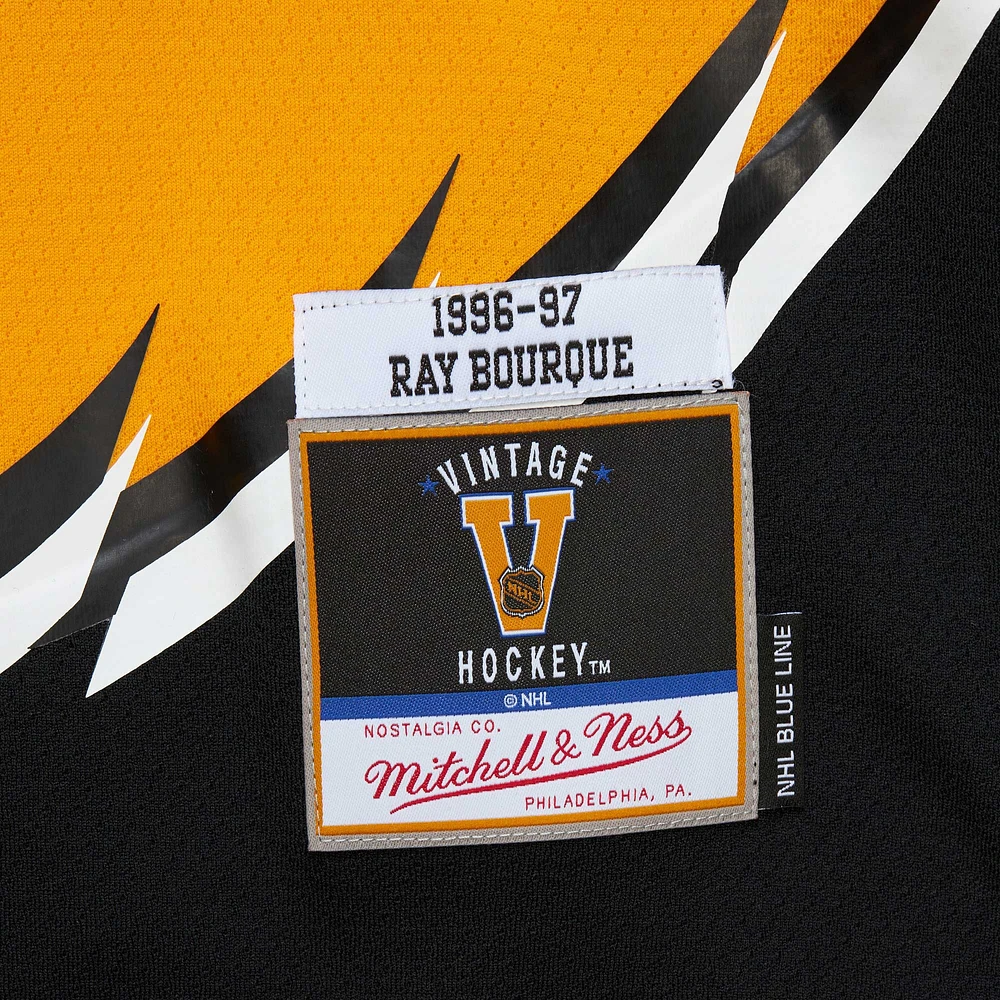 Maillot de joueur Mitchell & Ness Ray Bourque Gold Boston Bruins 1996/97 Captain Patch Blue Line pour homme