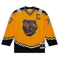 Maillot de joueur Mitchell & Ness Ray Bourque doré des Bruins Boston 1996-97 Captain Patch Blue Line pour hommes