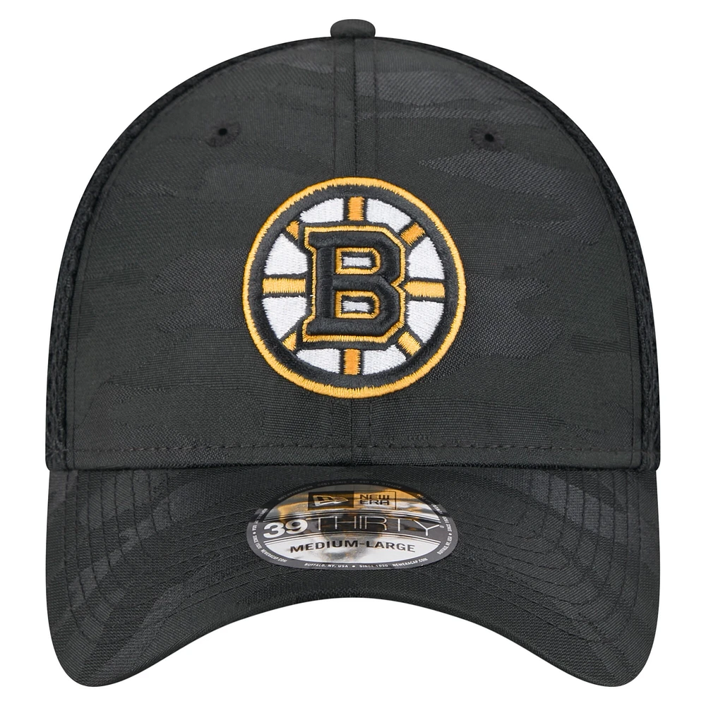 Casquette 39THIRTY Flex Active Subtle Camo noire des Bruins de Boston New Era pour homme