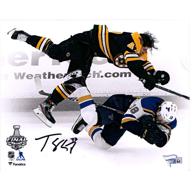 Torey Krug Boston Bruins autographié 8'' x 10'' Finale de la Coupe Stanley 2019 Match 1 Check contre St. Louis Blues Photographie