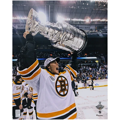 Photographie autographiée de Tuukka Rask des Bruins de Boston, 16" x 20", lors de la levée de la Coupe Stanley 2011.