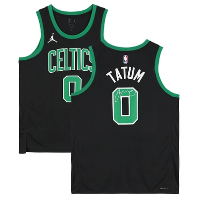 Maillot Swingman Jordan Brand Statement Edition 2022-23 noir dédicacé par Jayson Tatum des Boston Celtics