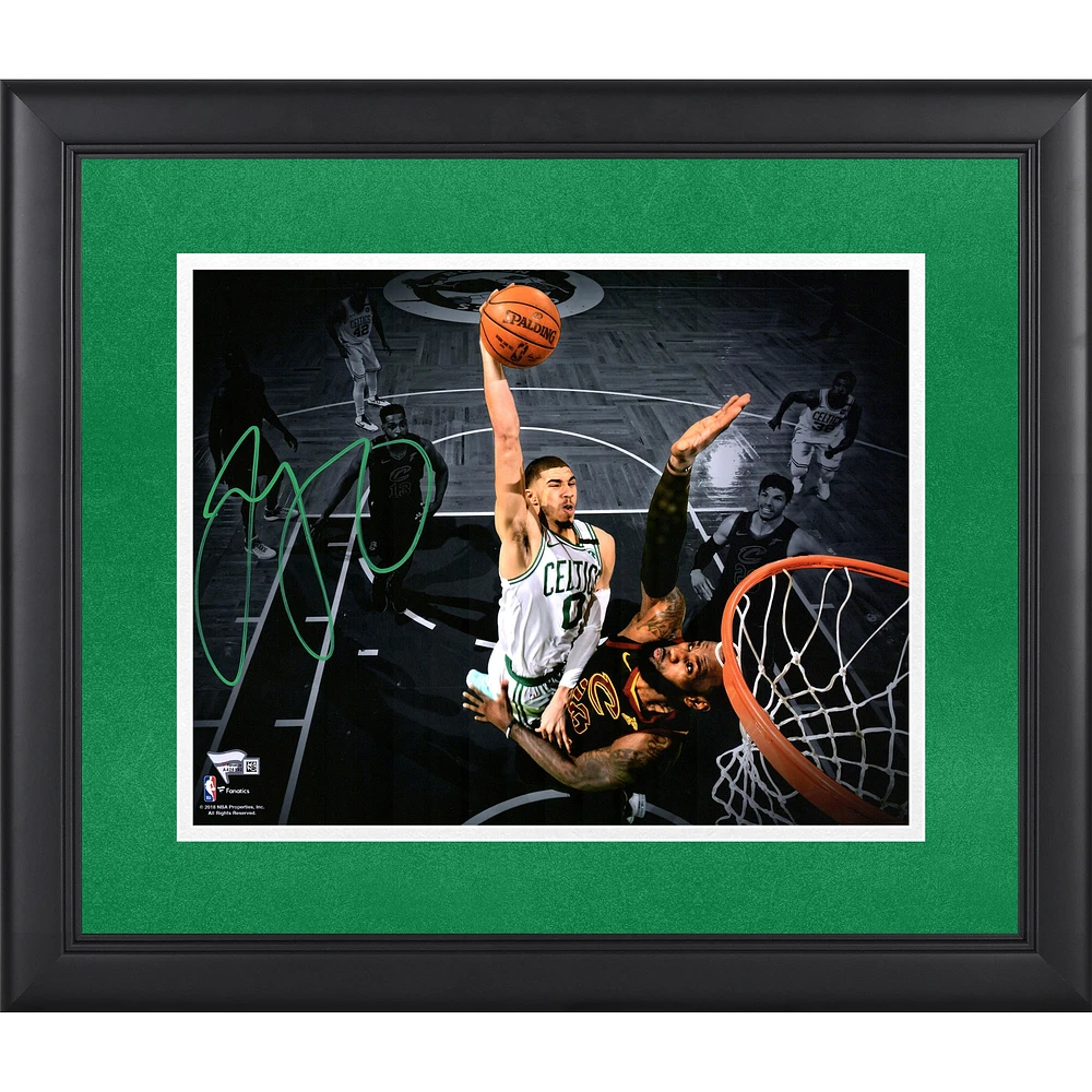 Photo encadrée autographiée de Jayson Tatum des Boston Celtics 11 x 35 cm du dunk contre LeBron James