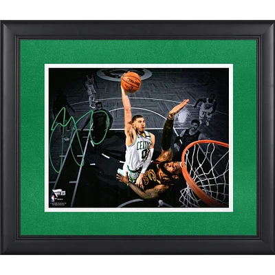 Photo encadrée autographiée de Jayson Tatum des Boston Celtics 11 x 35 cm du dunk contre LeBron James
