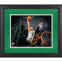 Photo encadrée autographiée de Jayson Tatum des Boston Celtics 11 x 35 cm du dunk contre LeBron James