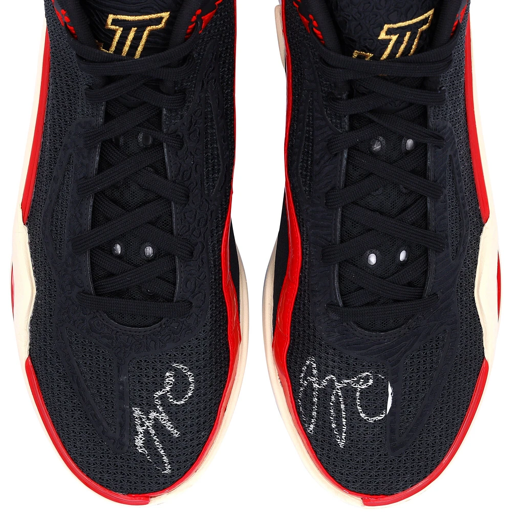 Chaussures Jordan Brand noires et rouges dédicacées par Jayson Tatum des Boston Celtics lors du match contre le Miami Heat le 21 mai 2023