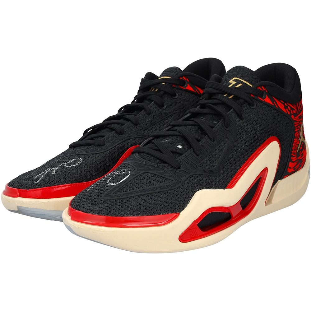 Chaussures Jordan Brand noires et rouges dédicacées par Jayson Tatum des Boston Celtics lors du match contre le Miami Heat le 21 mai 2023