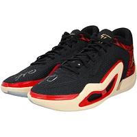 Chaussures Jordan Brand noires et rouges dédicacées par Jayson Tatum des Boston Celtics lors du match contre le Miami Heat le 21 mai 2023