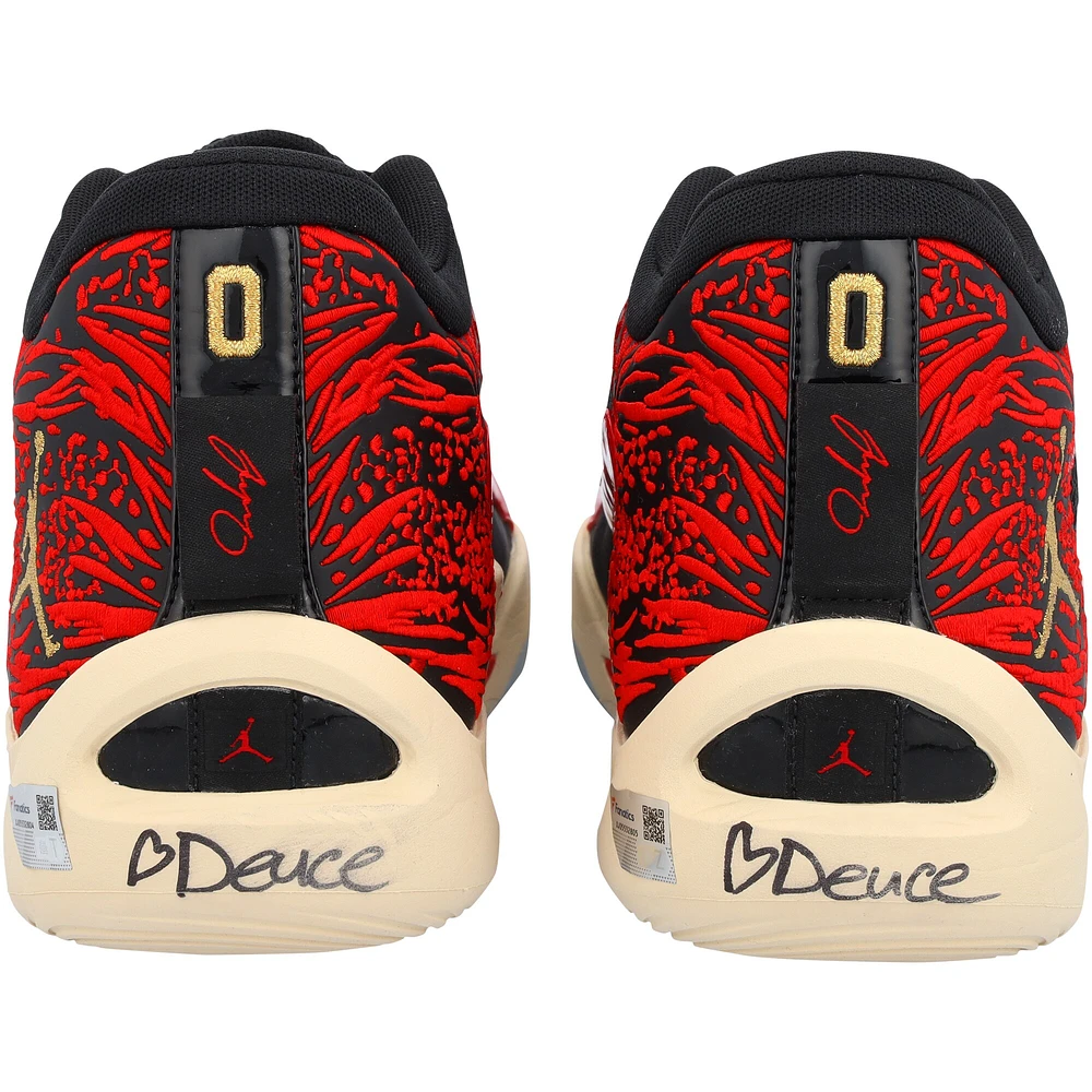Chaussures Jordan Brand noires et rouges dédicacées par Jayson Tatum des Boston Celtics lors du match contre le Miami Heat le 21 mai 2023