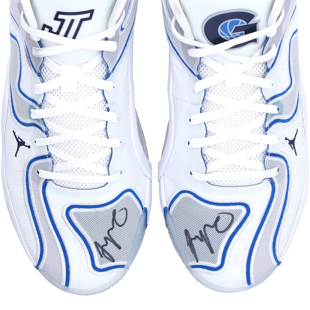 Chaussures Jordan blanches dédicacées par Jayson Tatum des Boston Celtics lors du match contre les Washington Wizards le 15 décembre 2024