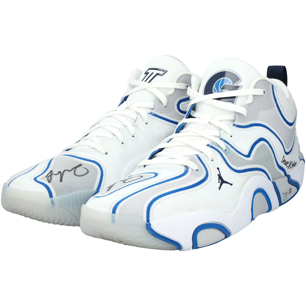 Chaussures Jordan blanches dédicacées par Jayson Tatum des Boston Celtics lors du match contre les Washington Wizards le 15 décembre 2024