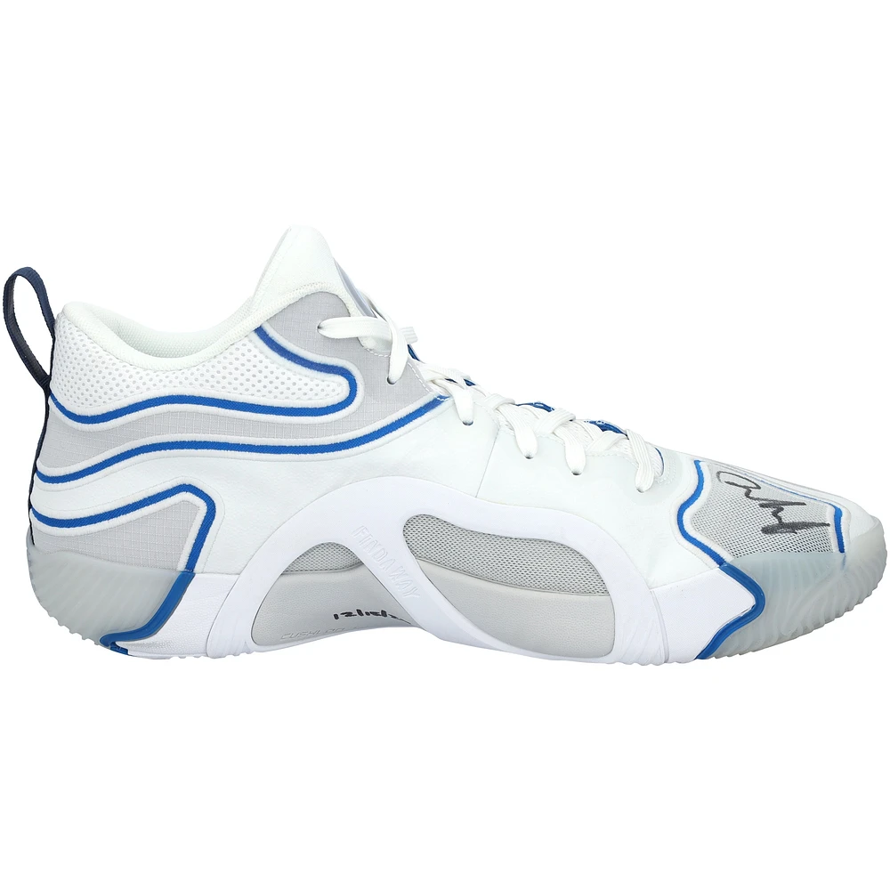 Chaussures Jordan blanches dédicacées par Jayson Tatum des Boston Celtics lors du match contre les Washington Wizards le 15 décembre 2024