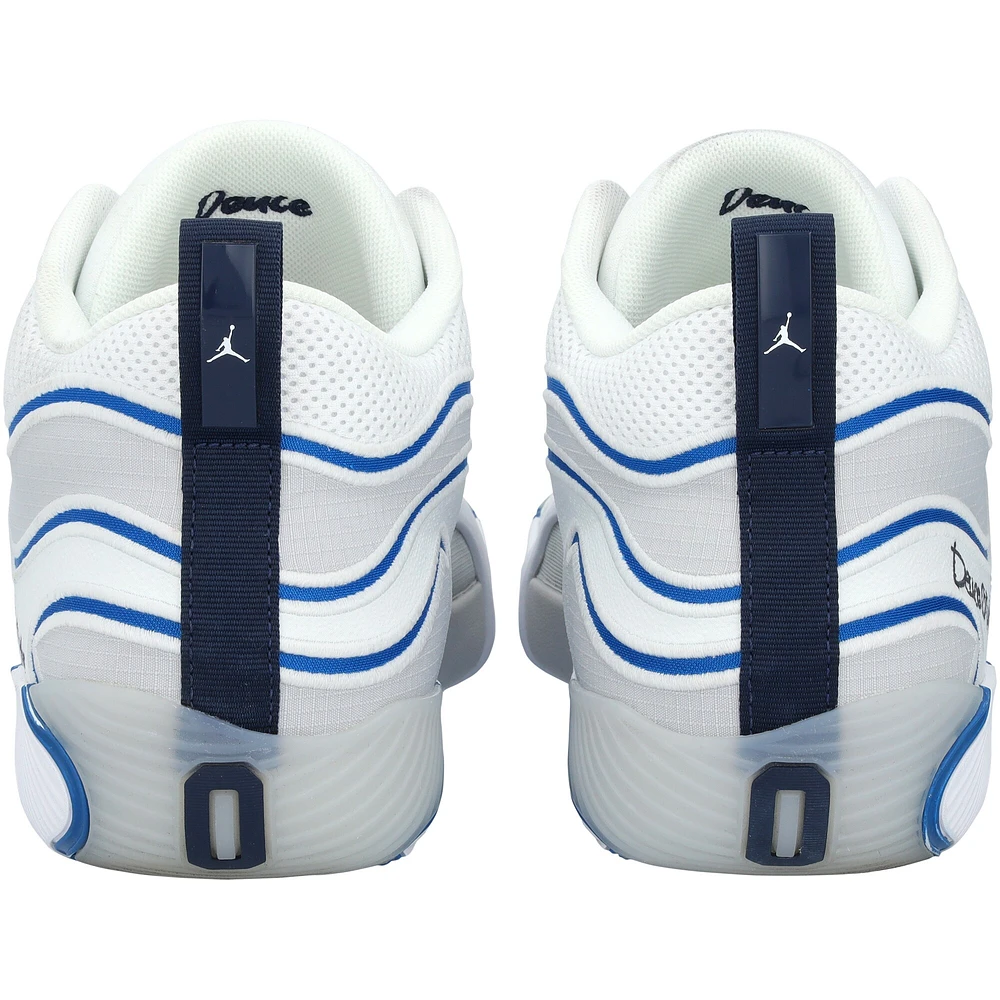 Chaussures Jordan blanches dédicacées par Jayson Tatum des Boston Celtics lors du match contre les Washington Wizards le 15 décembre 2024