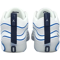 Chaussures Jordan blanches dédicacées par Jayson Tatum des Boston Celtics lors du match contre les Washington Wizards le 15 décembre 2024