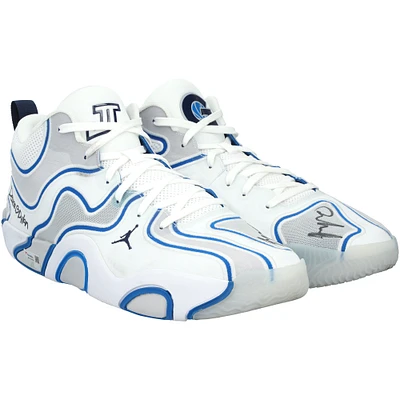 Chaussures Jordan blanches dédicacées par Jayson Tatum des Boston Celtics lors du match contre les Washington Wizards le 15 décembre 2024
