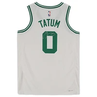 Maillot Swingman Nike blanc dédicacé par Jayson Tatum des Boston Celtics 2022-23 Association Edition