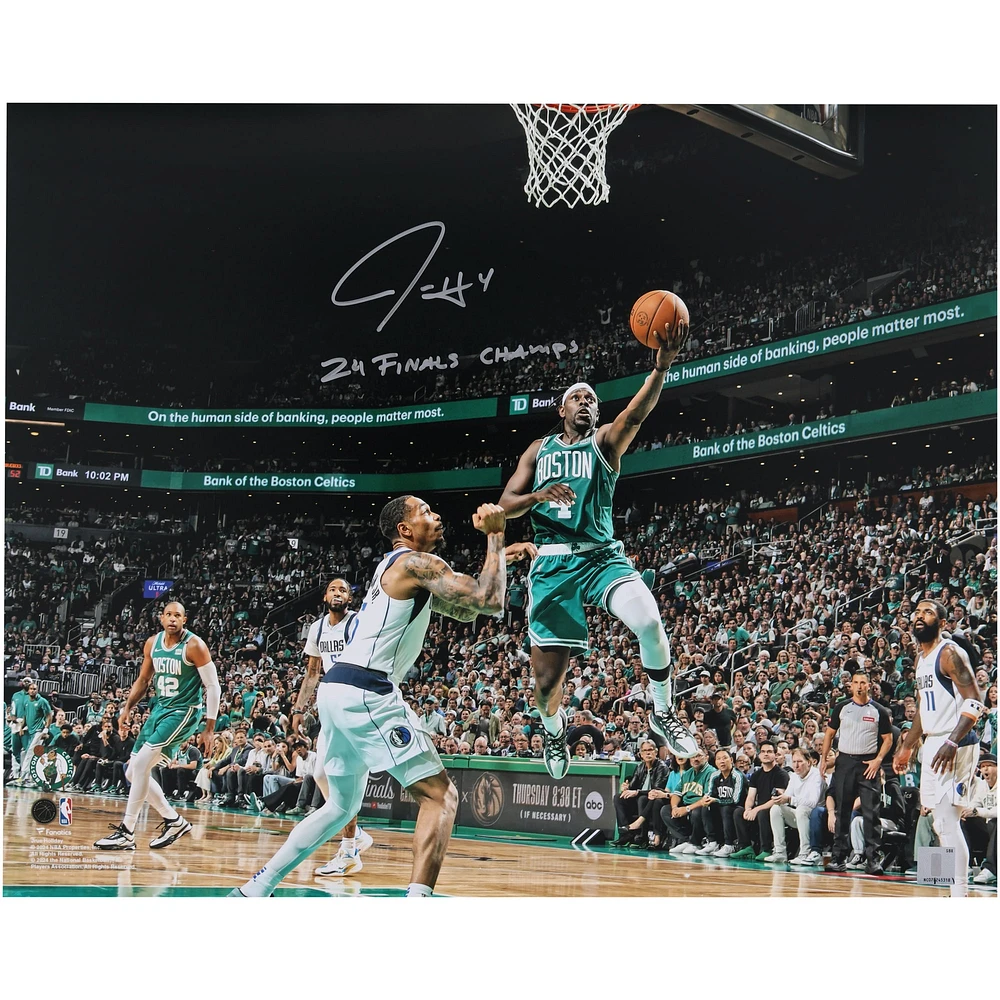 Photographie d'action dédicacée de 16" x 20" de Jrue Holiday des Boston Celtics lors de la finale de la NBA 2024 avec l'inscription "24 Finals Champs"