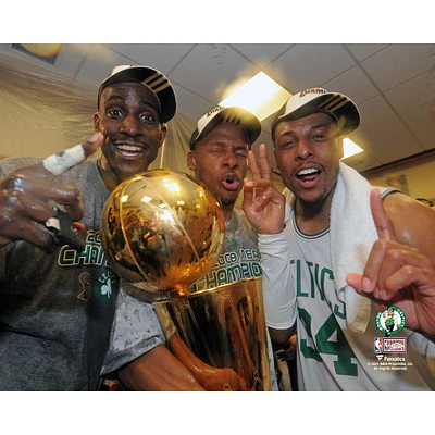 Photographie de célébration d'après-match dans les vestiaires des Boston Celtics, Kevin Garnett, Paul Pierce et Ray Allen, Hardwood Classics non signés, championnat NBA 2008