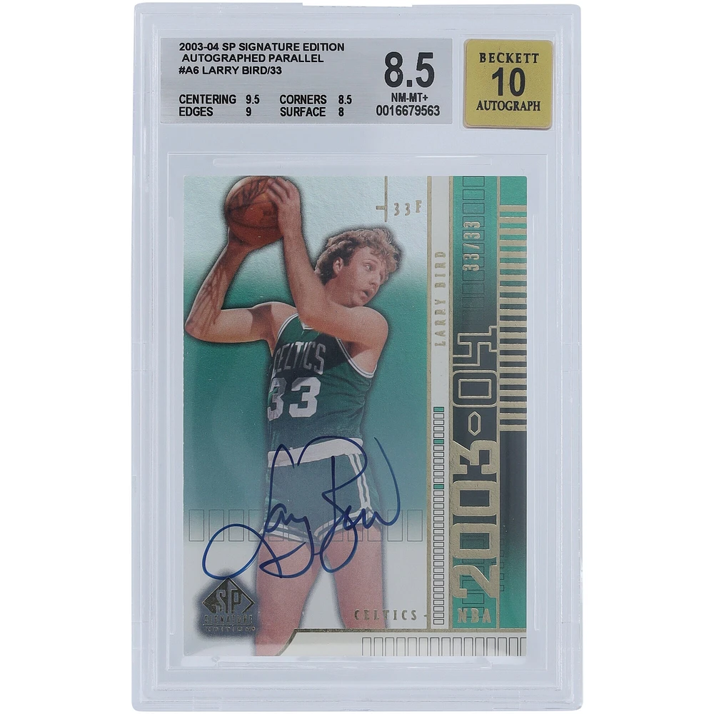 Maillot Upper Deck SP Signature Edition 2003-04 autographié par Larry Bird des Boston Celtics, numéro A6 #33/33, carte BGS authentifiée 8,5/10 - Sous-grades 9,5, 8,5, 9, 8
