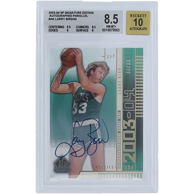Maillot Upper Deck SP Signature Edition 2003-04 autographié par Larry Bird des Boston Celtics, numéro A6 #33/33, carte BGS authentifiée 8,5/10 - Sous-grades 9,5, 8,5, 9, 8