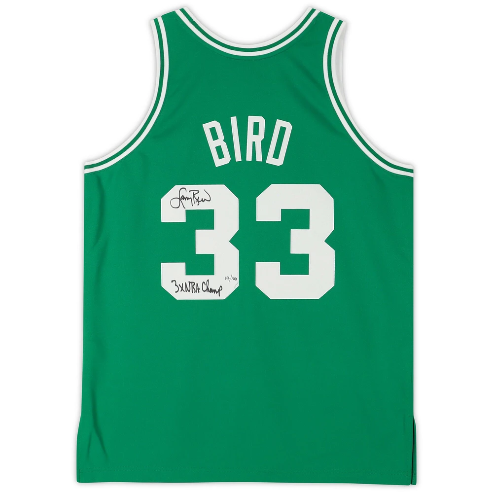 Maillot authentique dédicacé par Larry Bird Boston Celtics Mitchell & Ness 1985-1986 vert avec inscription « 3x NBA Champ » - Édition limitée n° 33 sur 133