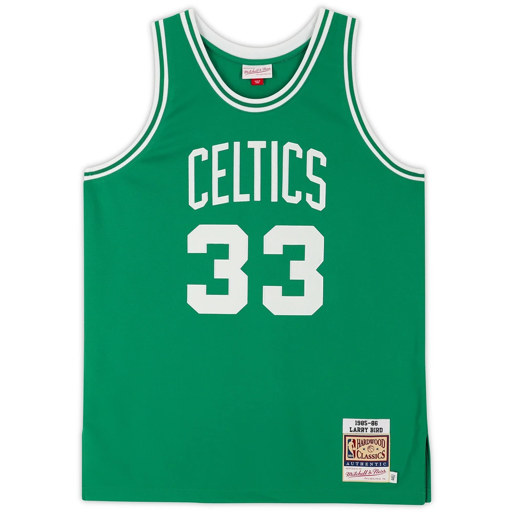 Maillot authentique dédicacé par Larry Bird Boston Celtics Mitchell & Ness 1985-1986 vert avec inscription « 3x NBA Champ » - Édition limitée n° 33 sur 133
