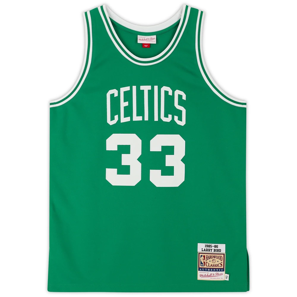Maillot authentique autographié par Larry Bird Boston Celtics Mitchell & Ness 1985-1986 vert avec inscription « 3x NBA Champ » - Édition limitée à 133 exemplaires