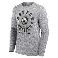 T-shirt à manches longues NBA Hoops for Troops de Boston Celtics pour hommes Fanatics Heather Grey