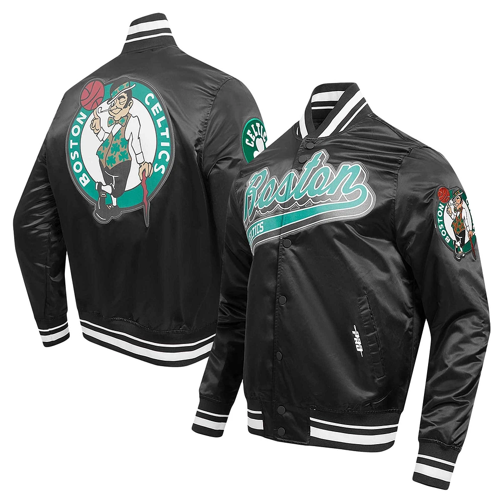 Veste universitaire en satin à boutons-pression complets Pro Standard Boston Celtics Script Tail pour hommes