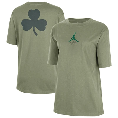 T-shirt Jordan Brand vert Boston Celtics Courtside Statement Edition Boyfriend pour femme