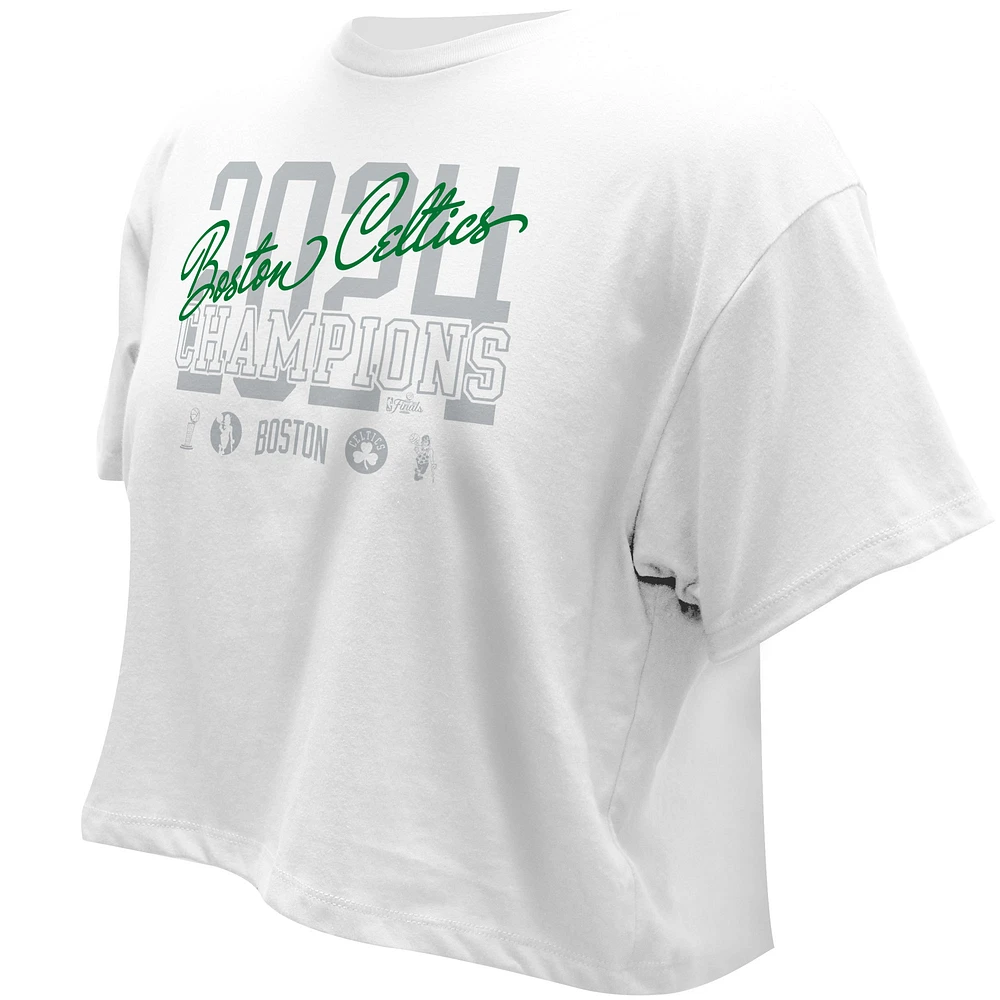 T-shirt court Stadium Essentials pour femmes des Boston Celtics 2024 NBA Finals Champions Backboard blanc