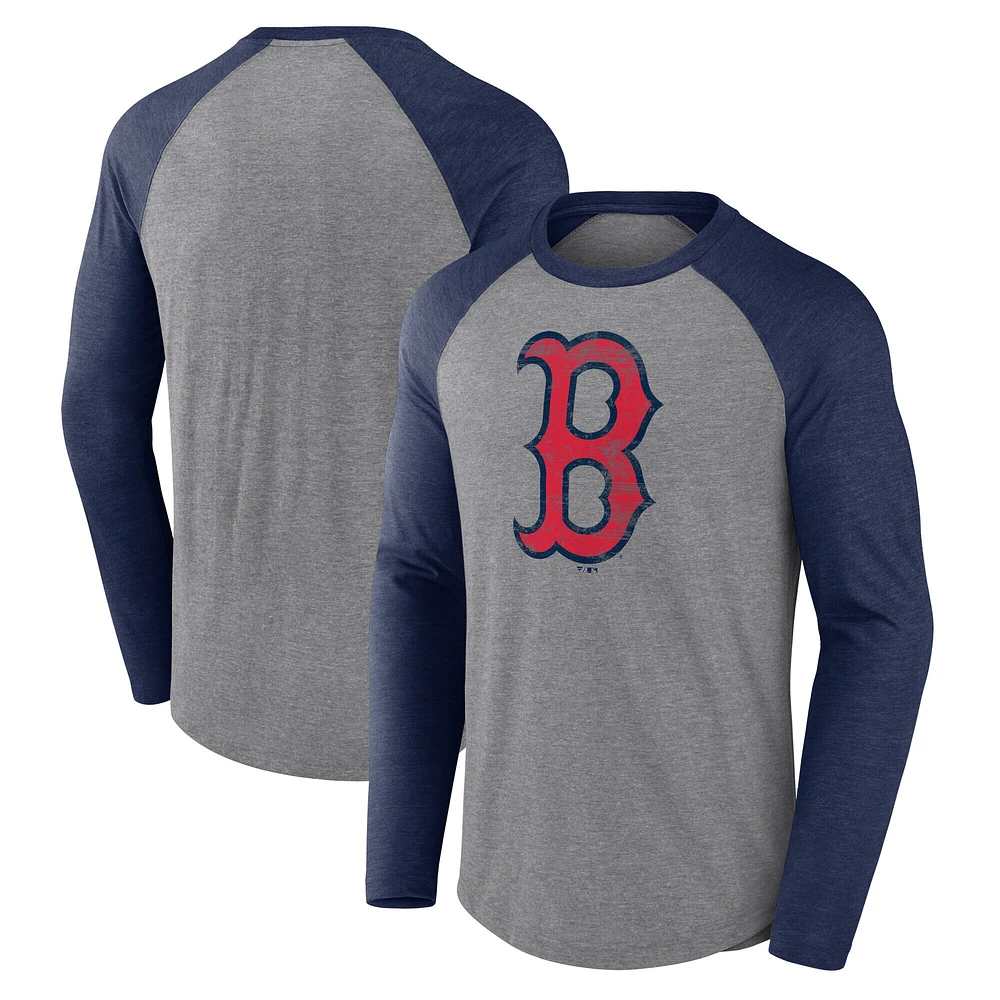 T-shirt à manches longues raglan tri-blend avec logo vieilli Fanatics Heather Grey/Heather Navy pour homme Boston Red Sox