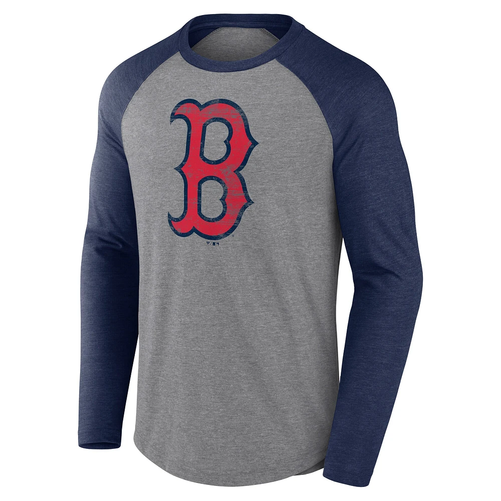 T-shirt à manches longues raglan tri-blend avec logo vieilli Fanatics Heather Grey/Heather Navy pour homme Boston Red Sox