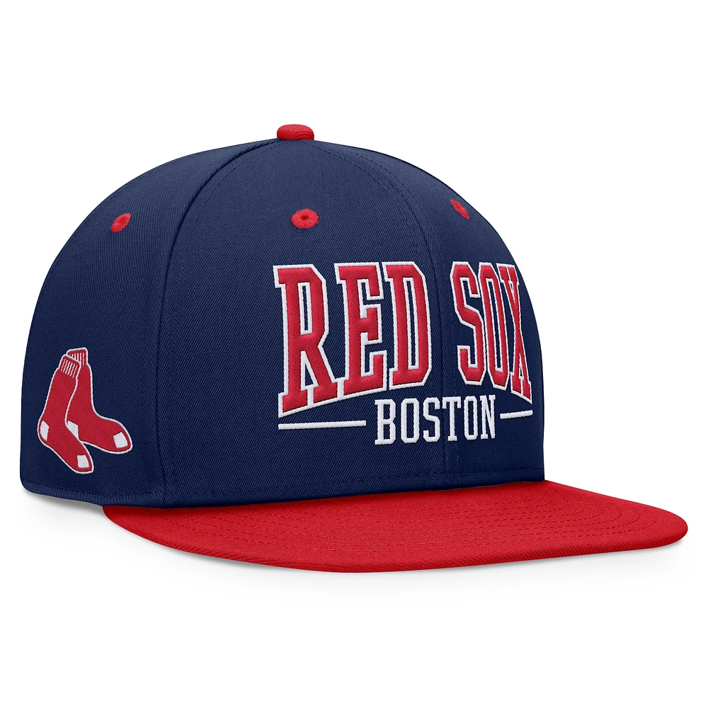 Casquette Snapback Fundamental Bold Fanatics bleu marine/rouge pour hommes des Red Sox de Boston