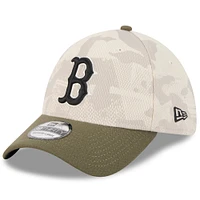 Casquette New Era 39THIRTY Flex beige clair/olive pour homme, Boston Red Sox 2025 Armed Forces Day