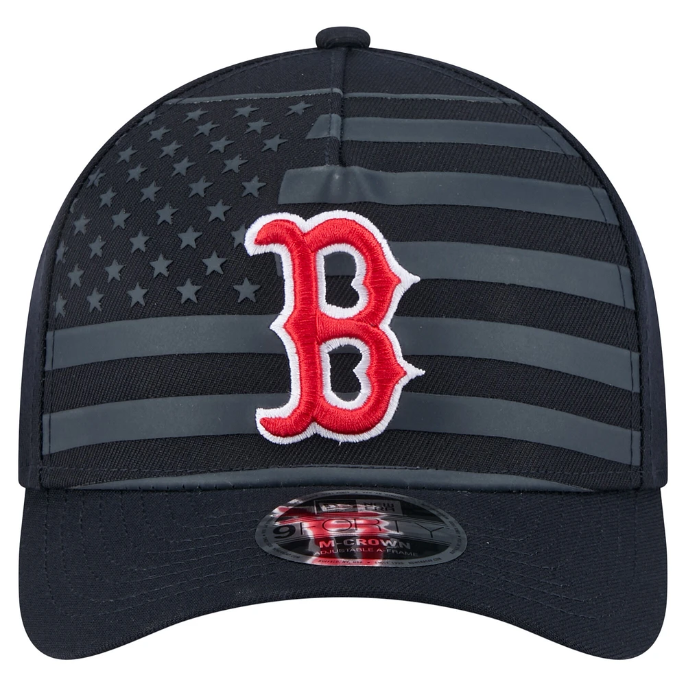 Casquette ajustable New Era 9FORTY M-Crown A-Frame bleu marine pour homme, motif drapeau américain des Red Sox de Boston