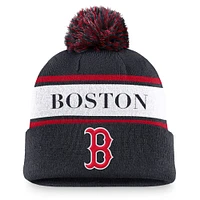 Bonnet en tricot à revers Nike Navy Boston Red Sox Team Stripe Peak pour hommes avec pompon