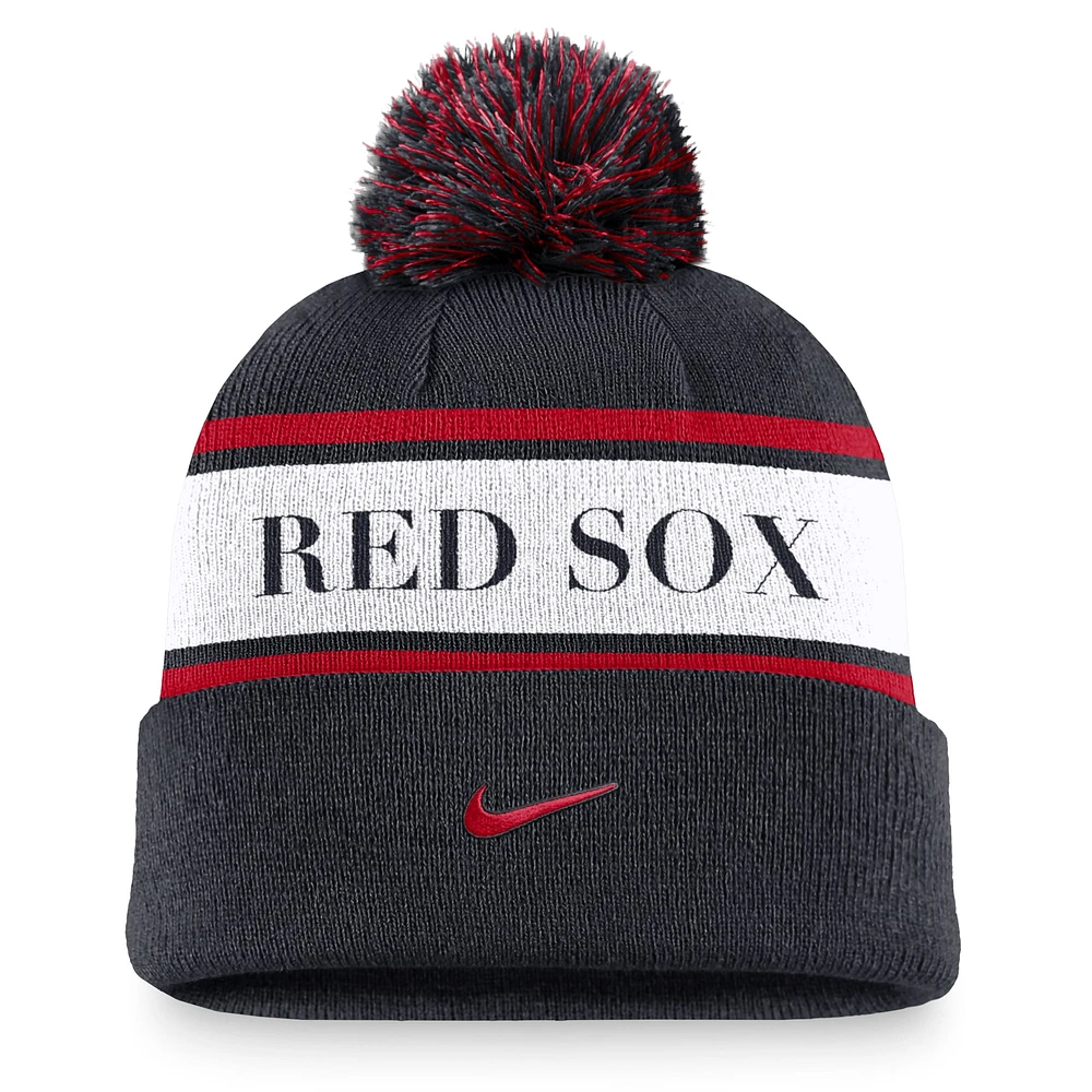 Bonnet en tricot à revers Nike Navy Boston Red Sox Team Stripe Peak pour hommes avec pompon