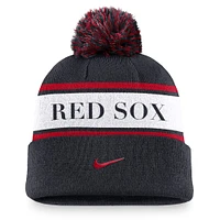 Bonnet en tricot à revers Nike Navy Boston Red Sox Team Stripe Peak pour hommes avec pompon