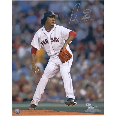 Photographie autographiée de Pedro Martinez des Red Sox de Boston, 16" x 20", montrant un lanceur en maillot blanc