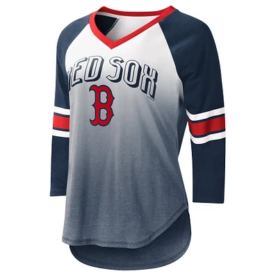 T-shirt à col en V et manches 3/4 pour femme G-III 4Her by Carl Banks Blanc/bleu marine Boston Red Sox Lead-Off Raglan