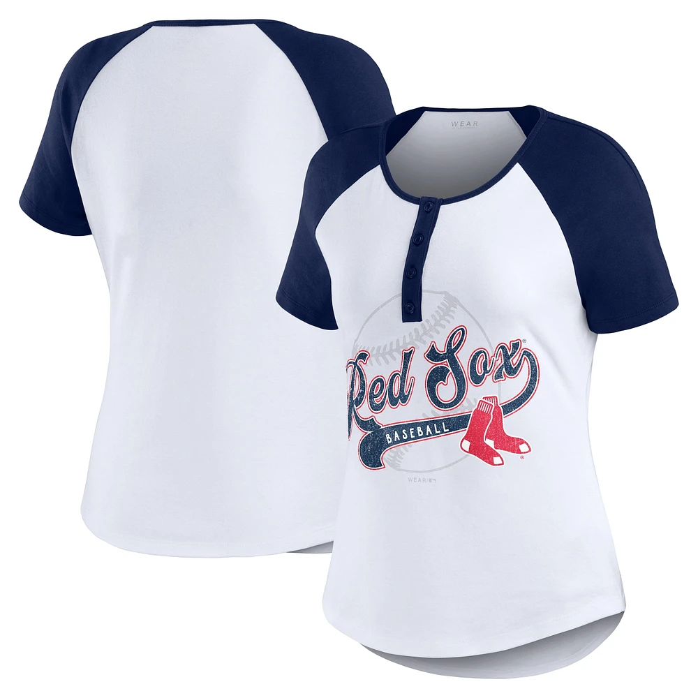 WEAR by Erin Andrews T-shirt ajusté Henley Raglan des Red Sox de Boston, blanc/bleu marine, pour femmes