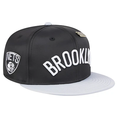 Casquette ajustée bicolore 59FIFTY des Brooklyn Nets de New Era, noire et grise, avec pin vintage en satin