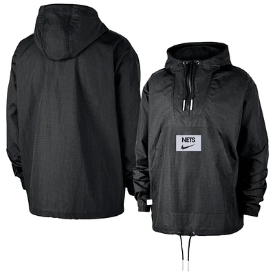 Veste à capuche Nike noire Brooklyn Nets Courtside Premium Club Anorak quart de zip pour homme
