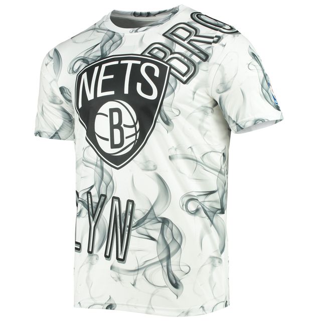 T-shirt FISLL Brooklyn Nets Asymmetric Bold Smoke pour homme, blanc/noir