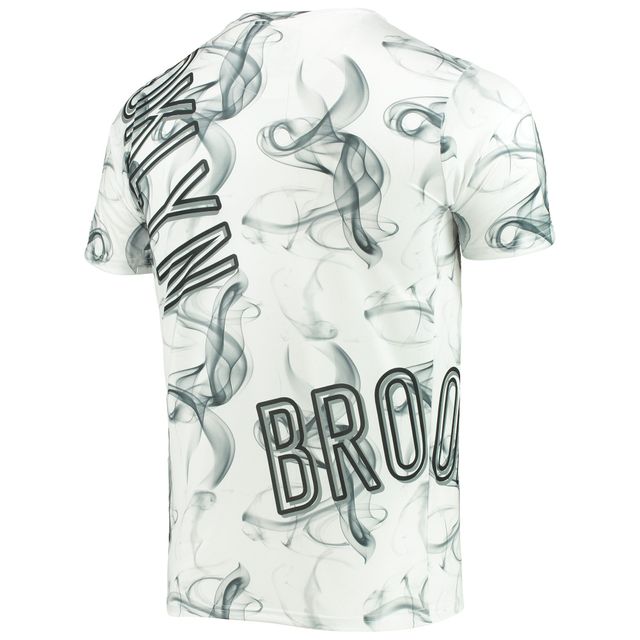 T-shirt FISLL Brooklyn Nets Asymmetric Bold Smoke pour homme, blanc/noir