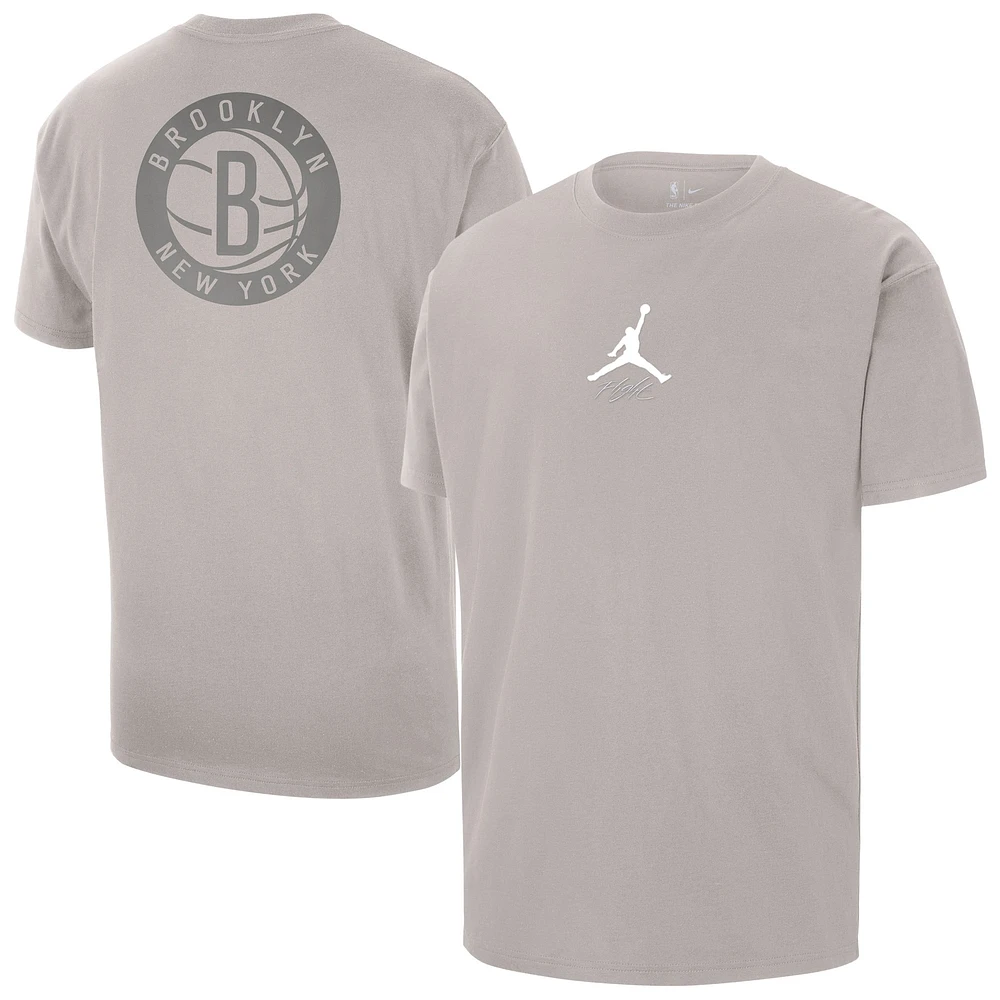 T-shirt Jordan Brand Stone Brooklyn Nets Statement Edition pour homme avec logo épais Jumpman Flight